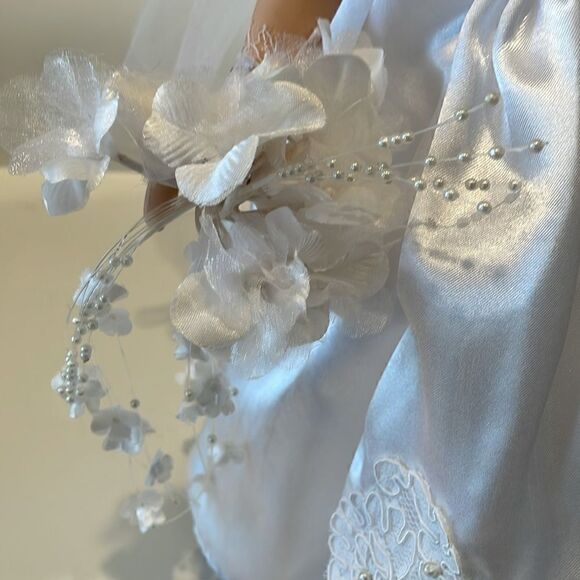 Bride porcelain doll 16 inches - Picture 4 of 10